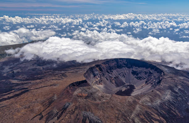 vue aérienne du volcan piton de la fournaise à l’île de la réunion - mount tom photos et images de collection