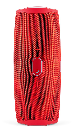 Altavoz inalámbrico portátil rojo aislado sobre fondo blanco. Altavoz móvil color rojo con textura acanalada y botones de control de empuje. Posición vertical. primer plano. photo