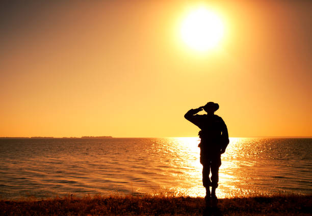istock Silhouette of saluting on shore commando solder 1305492431