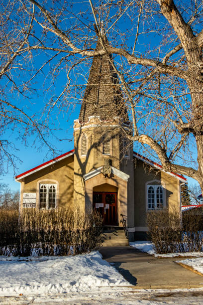 historische alte kirche in den bäumen eingebettet. three hills, alberta, kanada - steeple outdoors vertical alberta stock-fotos und bilder