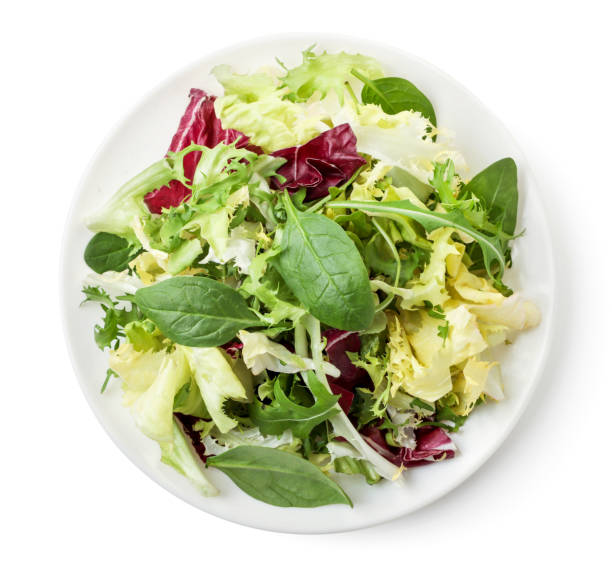 mezcle la ensalada en un plato sobre un fondo blanco. vista superior. - beet green fotografías e imágenes de stock