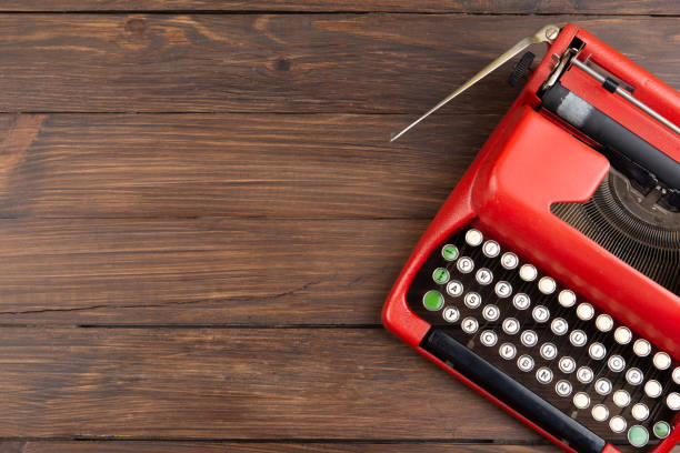 vintage typewriter and a blank sheet of paper,writer or journalist workplace - old fashioned desk student book imagens e fotografias de stock