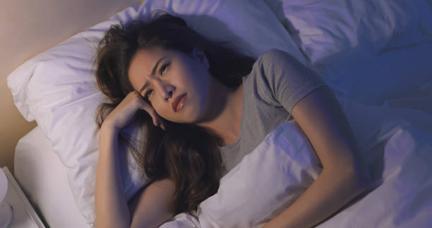 Asian woman lose sleep close up of asian woman lose sleep on the bed at night woman sleeping in bed at night stock pictures, royalty-free photos & images