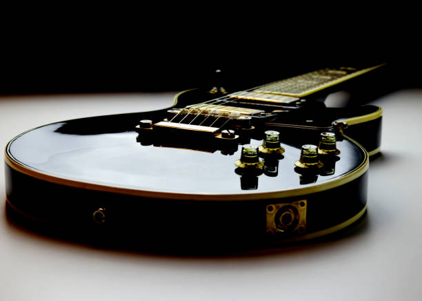 guitare électrique colorée noire et or - fermez-vous vers le haut - vue d’angle bas - arts or entertainment audio photos et images de collection