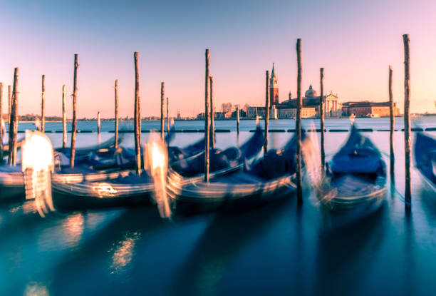 vista su venezia e gondole con tramonto viola - venice italy ancient architecture creativity foto e immagini stock