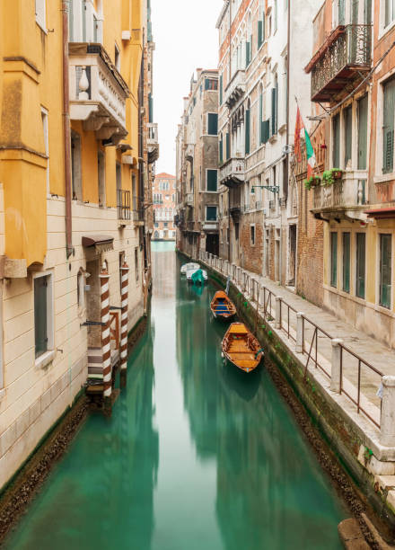 vista típica de un canal en venecia - venice italy ancient architecture creativity fotografías e imágenes de stock