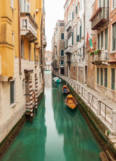 типичный вид на канал в венеции - venice italy ancient architecture creativity стоковые фото и изображения