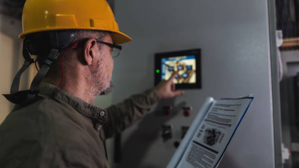 ingénieur travaillant sur l’ordinateur pour maintenir des sistems de chauffage et de refroidissement - power suply photos et images de collection