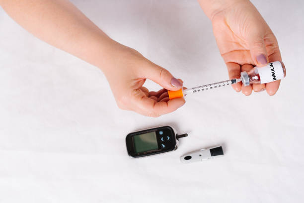 siringa per insulina per somministrare insulina a pazienti diabetici su sfondo bianco. trattamento del diabete, concetto di tossicodipendenza. - insulin resistance foto e immagini stock