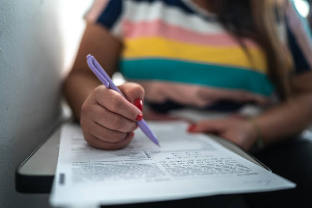 hände eines schülers, der einen test macht - exam stock-fotos und bilder