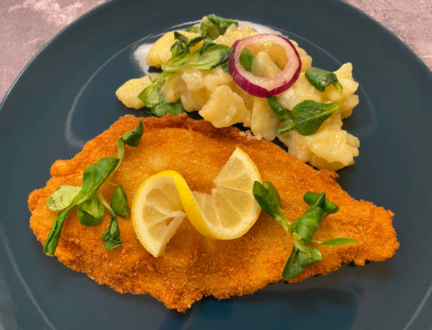 goldgebackenes schollenfischfilet mit kartoffelsalat und zitrone. - flounder fillet seafood meal stock-fotos und bilder