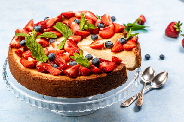 клубничный пирог. вкусный домашний чизкейк с ягодами - strawberry tart стоковые фото и изображения