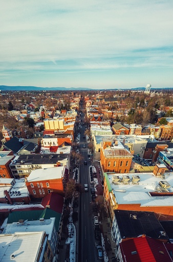 Vista aérea de Market Street Frederick Maryland al atardecer 21 de febrero de 2021 photo