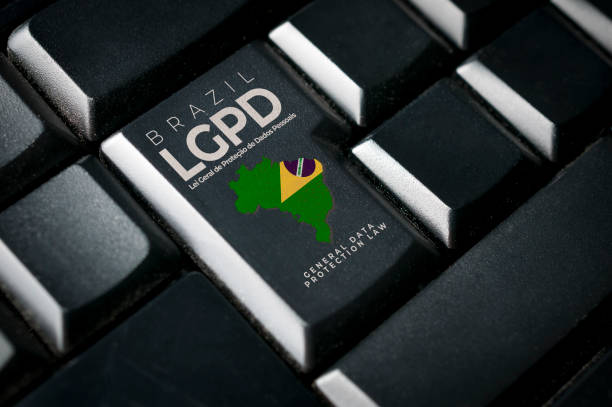 lgpd (lei brasileira de proteção de dados): um teclado de computador preto com bandeira do brasil e o texto brasil lgpd lei geral de proteção de dados pessoais lei geral de proteção de dados - cristian - fotografias e filmes do acervo