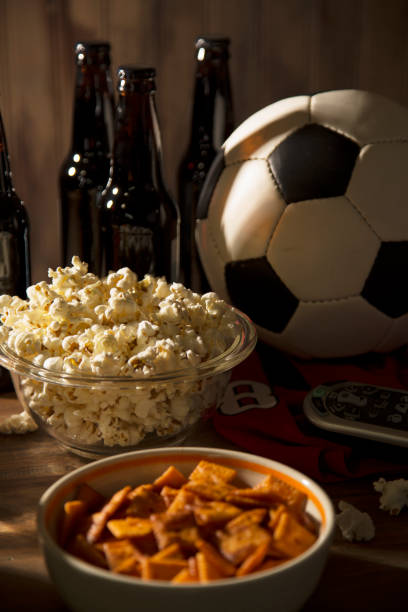 assistindo o jogo de futebol com lanches, bebidas. - american football football food snack - fotografias e filmes do acervo