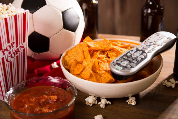 스낵, 음료와 축구 게임을보고. - american football football food snack 뉴�스 사진 이미지