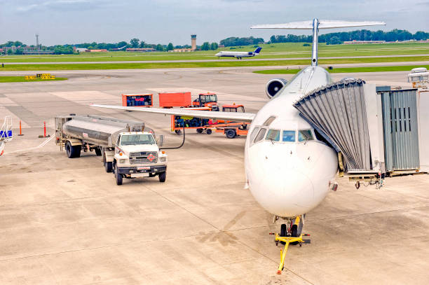 Airliner Being Refueled As Fuel Prices Climb REVISED Horizontal shot of an airliner being refueled as fuel prices climb. This is a revised picture. revised stock pictures, royalty-free photos & images