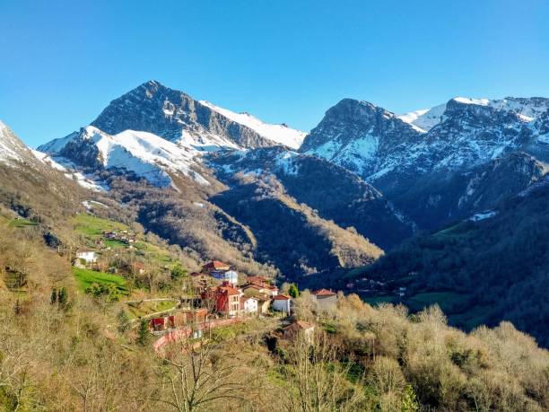 pueblo de cazo, parque natural de ponga, astuias, españa - asturiana fotografías e imágenes de stock