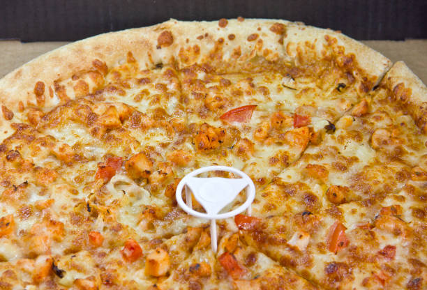 bbq chicken pizza - grilled chicken chicken herb thin imagens e fotografias de stock