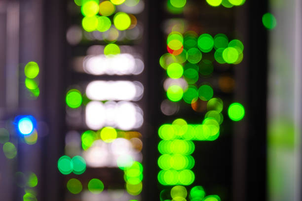 bokeh von den lichtern der server-ausrüstung eines internet-dienstleisters, um auf online-ressourcen zuzugreifen, verschwommene hintergrundlampen - cable network server network connection plug green stock-fotos und bilder