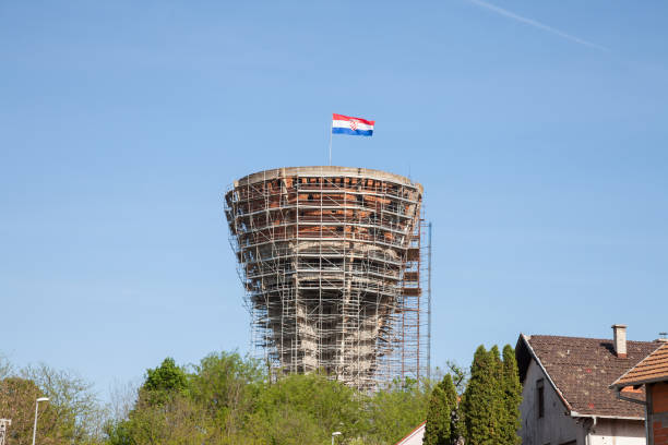 torre d'água de vukovar (vukovarski vodotoranj), com buracos de bala e mísseis do conflito de 1991-1995, que se opôs às forças sérvias. a torre de água tornou-se o símbolo da guerra. - 1991 - fotografias e filmes do acervo