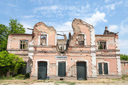 Estación de tren vukovar, fuertemente arruinada y dañada tras la guerra de Serbia Croacia. La ciudad se convirtió en uno de los centros del conflicto de 1991-1995 que destruyó fuertemente la infraestructura local debido a los bombardeos y disparos de b photo