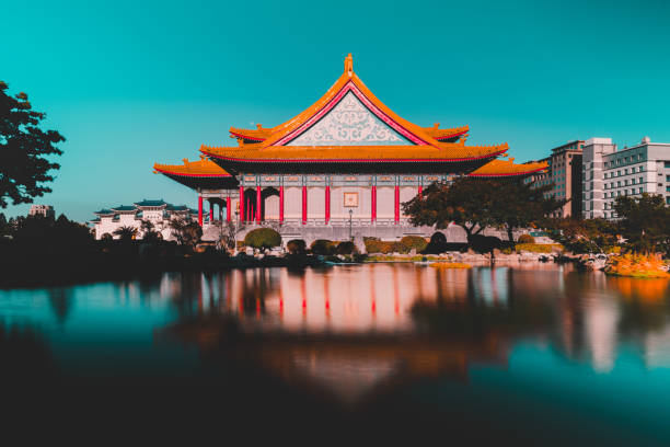 chiang kai-shek memorial hall con bellissimo stagno in primavera, taipei, taiwan - national chiang kai shek memorial hall foto e immagini stock