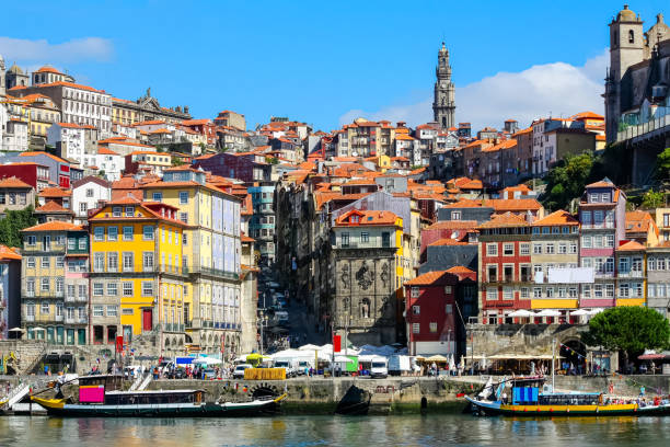 paysage urbain de la ville de porto, fleuve de douro avec son vieux bateau et ses maisons colorées typiques sur le bord de l’eau. portugal. - portugal port wine porto the douro photos et images de collection