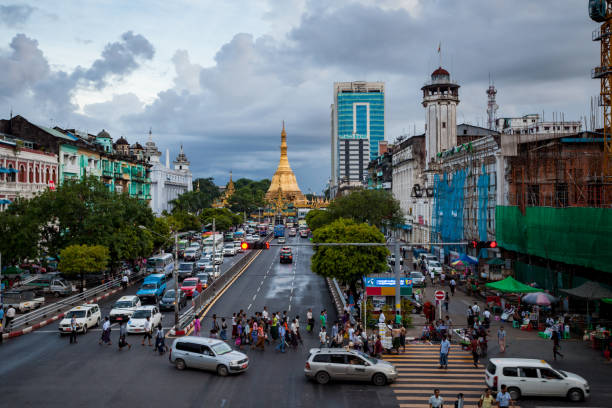 downtown yangon and sule pagoda - yangon imagens e fotografias de stock