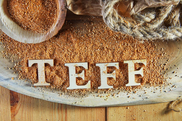 teff, una alternativa al antiguo grano sin gluten con el nombre escrito en letras de madera. teff se ha convertido en una opción popular para una alimentación saludable - quinoa spoon wood photography fotografías e imágenes de stock