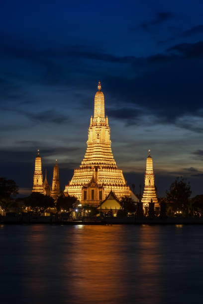 wat arun ratchawararam ou temple de l’aube et cinq pagodes pendant le crépuscule, destination touristique célèbre à bangkok, thaïlande - bangkok thailand skyline night photos et images de collection