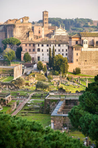 o fórum romano retirado do terraço da altare della patria no centro de roma - caesar emperor rome stone - fotografias e filmes do acervo