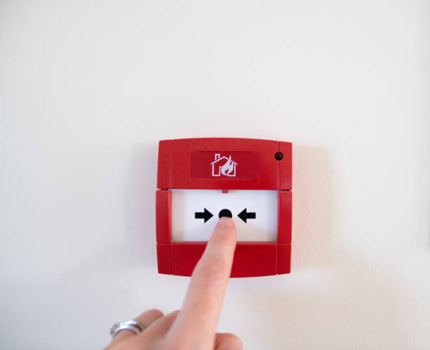 pulsante di allarme antincendio - reaching telephone human hand caucasian foto e immagini stock
