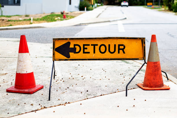 istock Yellow detour sign 1305620309