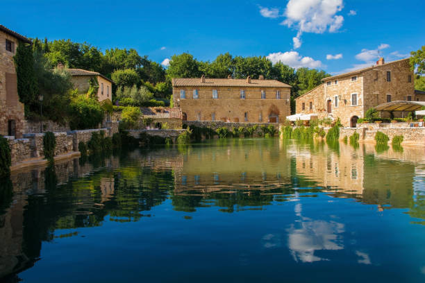 Loggia of Santa Caterina in Bagno Vignoni Bagno Vignoni, Italy - September 3rd 2020. The historic Loggiato di Santa Caterina, Saint Catherine's Arcade, in the village of Bagno Vignoni, in Val d'Orcia in Siena Province, Tuscany, famous for its hot springs crete senesi stock pictures, royalty-free photos & images