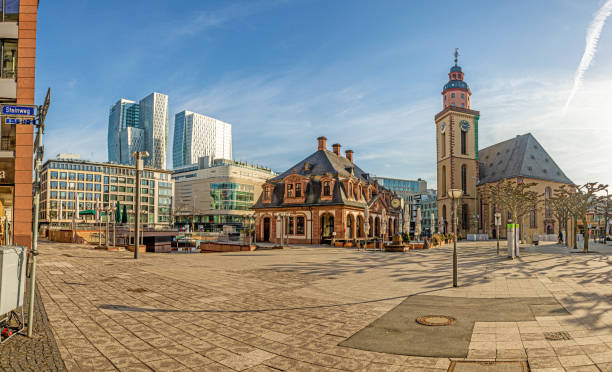 blick über den platz an der hauptwache in frankfurt mit katharinenkirche und wolkenkratzern der skyline im wintermorgenlicht - frankfurt german culture night city stock-fotos und bilder