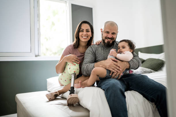 retrato de una familia en casa (incluida una madre con discapacidad) - couple healthy lifestyle real people characters fotografías e imágenes de stock