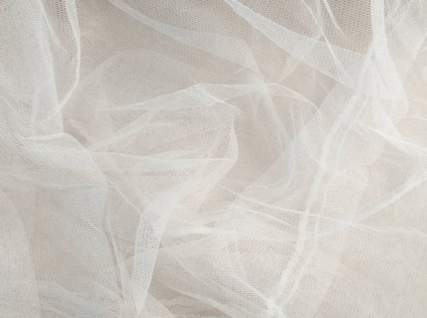 textura de tecido de rede de mosquito branco com dobras. fundo de chiffon ondulado. quadro completo de textura de material de pano branco amassado. padrão de tecido de rede branca abstrata para padrões e desenhos. - veil - fotografias e filmes do acervo