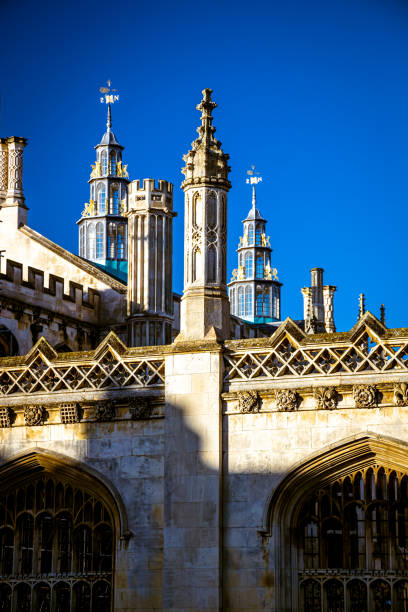 un día soleado en cambridge, una ciudad en el río cam en el este de inglaterra, hogar de la prestigiosa universidad de cambridge - old master fotografías e imágenes de stock