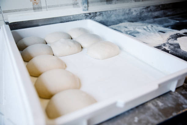 Cook makes the base of the dough thin.