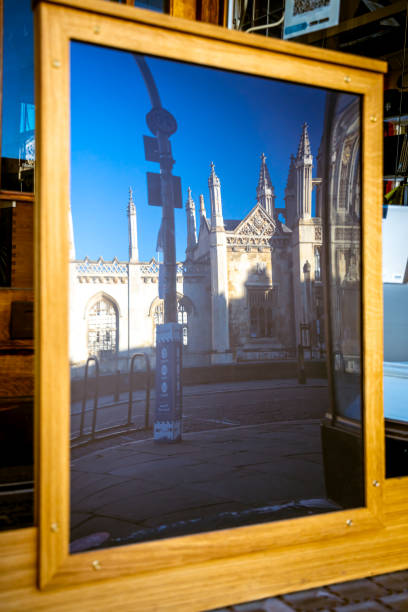 un día soleado en cambridge, una ciudad en el río cam en el este de inglaterra, hogar de la prestigiosa universidad de cambridge - old master fotografías e imágenes de stock