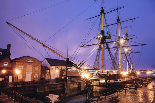 hms trincomalee barco alto iluminado por la noche, museo marítimo hartlepool - hartlepool fotografías e imágenes de stock