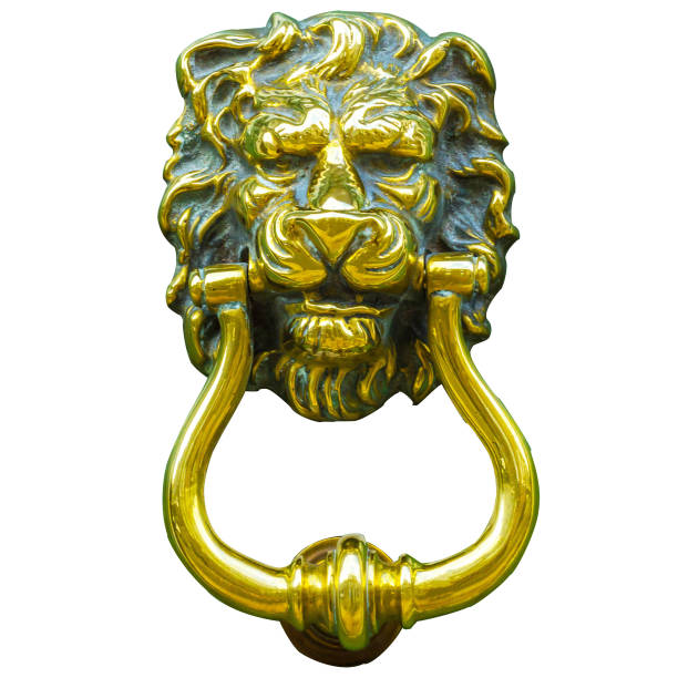 original messing klopfer in form eines löwenkopfes, klopfer isoliert auf weißem hintergrund - door knocker door lion luxury stock-fotos und bilder