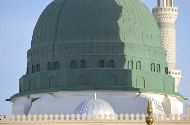 cúpula verde de la mezquita nabawi - medinah temple fotografías e imágenes de stock