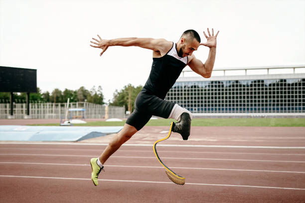 behinderter männlicher läufer auf prothetischem bein - prothese stock-fotos und bilder