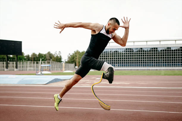 coureur masculin handicapé sur la jambe prothétique - track and field 30s adult athlete photos et images de collection