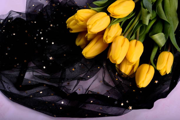 bouquet de tulipes jaunes et un tissu noir - dead body photos et images de collection