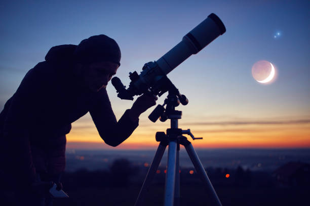 femme regardant le ciel de nuit avec le télescope astronomique amateur. - astrolabe photos et images de collection