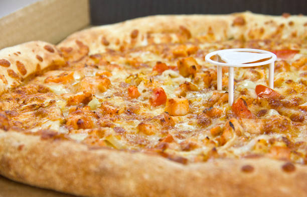 bbq chicken pizza - grilled chicken chicken herb thin imagens e fotografias de stock