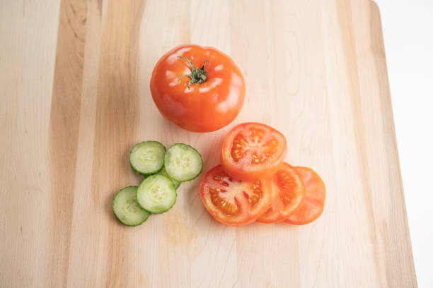 geschnittene tomaten und gurken auf holzschneidebrett - ready to cook flash stock-fotos und bilder